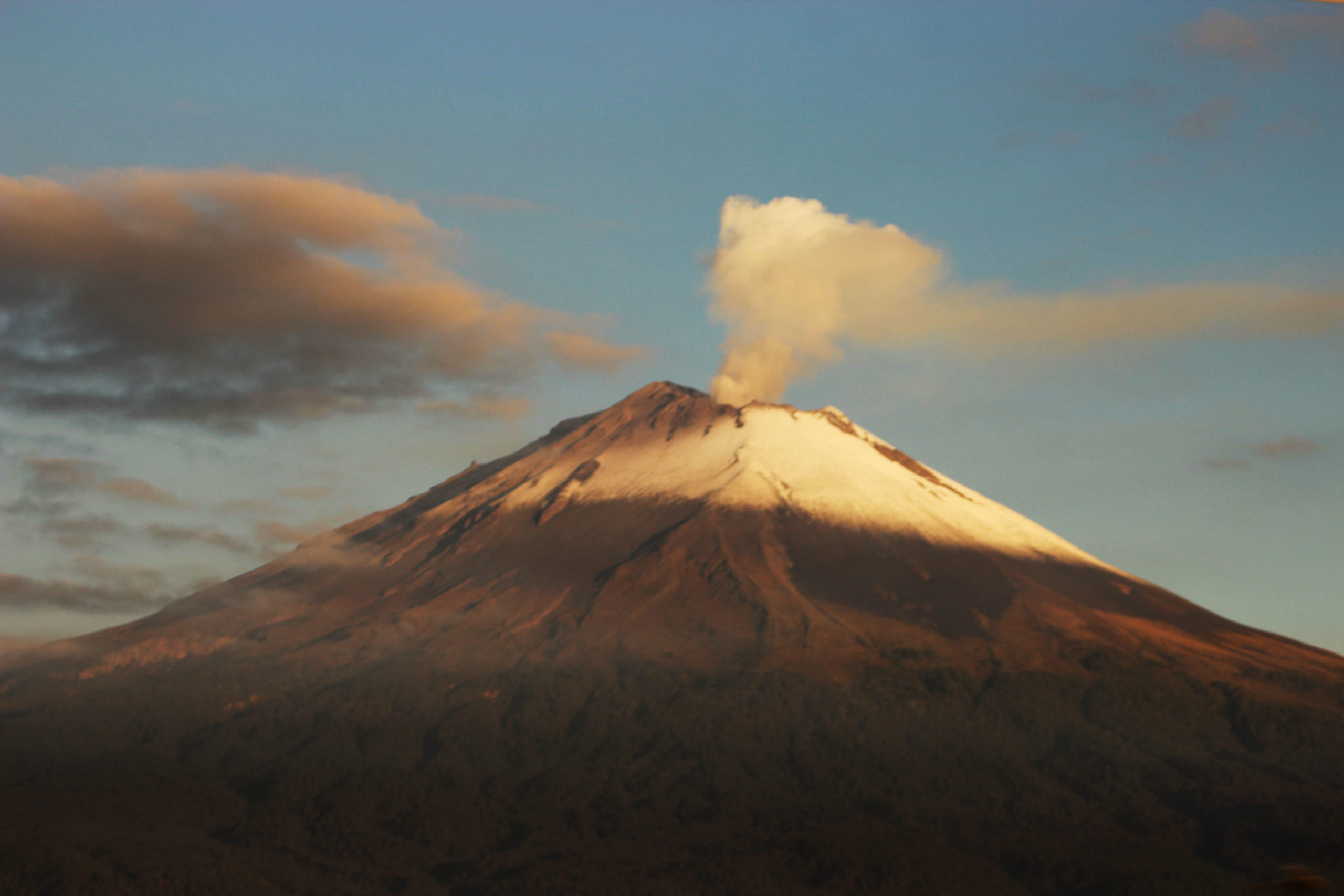 Popocatépetl ; Monte que humea.